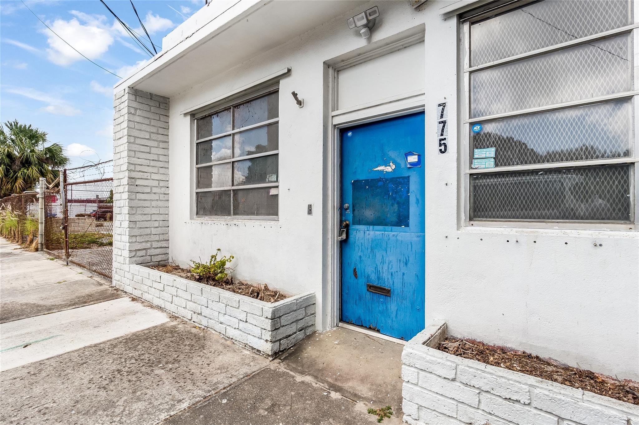 Main image without alt text