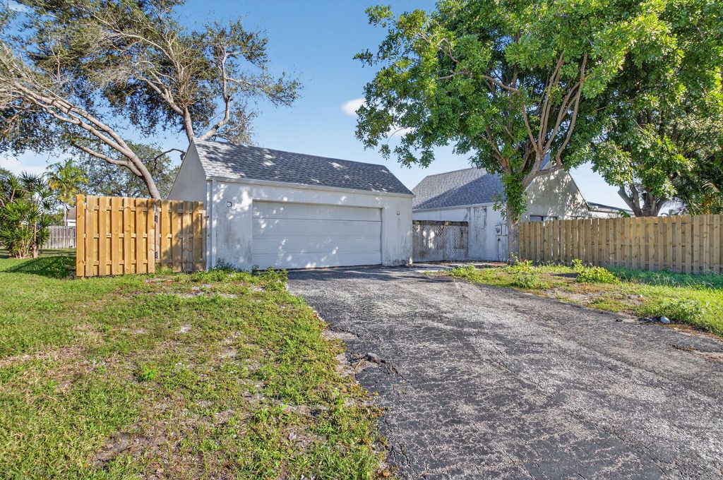 Photo of 905 NW 21st Way, Delray Beach, FL 33445 (MLS # R11150513)