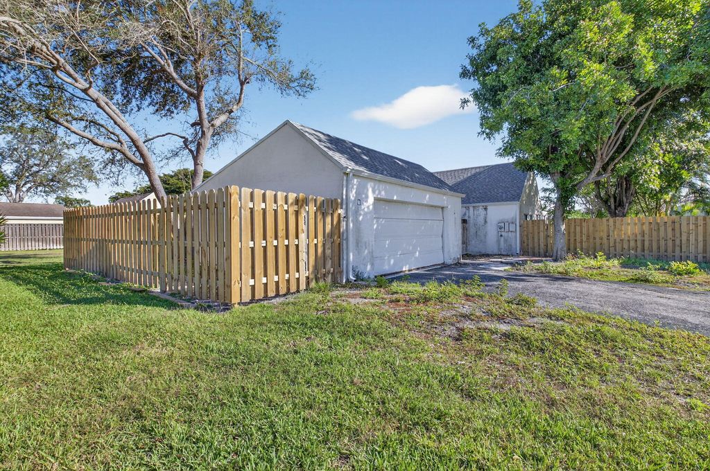 Photo of 905 NW 21st Way, Delray Beach, FL 33445 (MLS # R11150513)