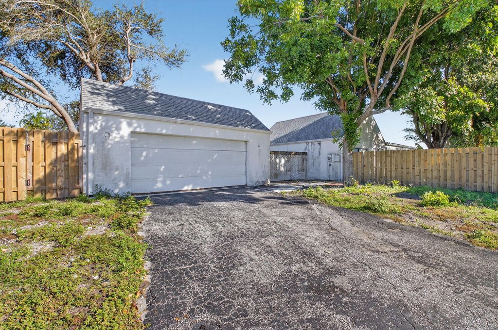 Photo of 905 NW 21st Way, Delray Beach, FL 33445 (MLS # R11150513)