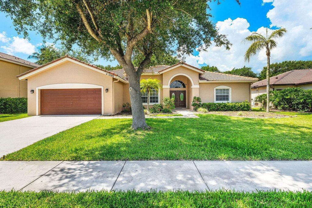 Photo of 13302 Edgewater Circle, Wellington, FL 33414 (MLS # B26029891)