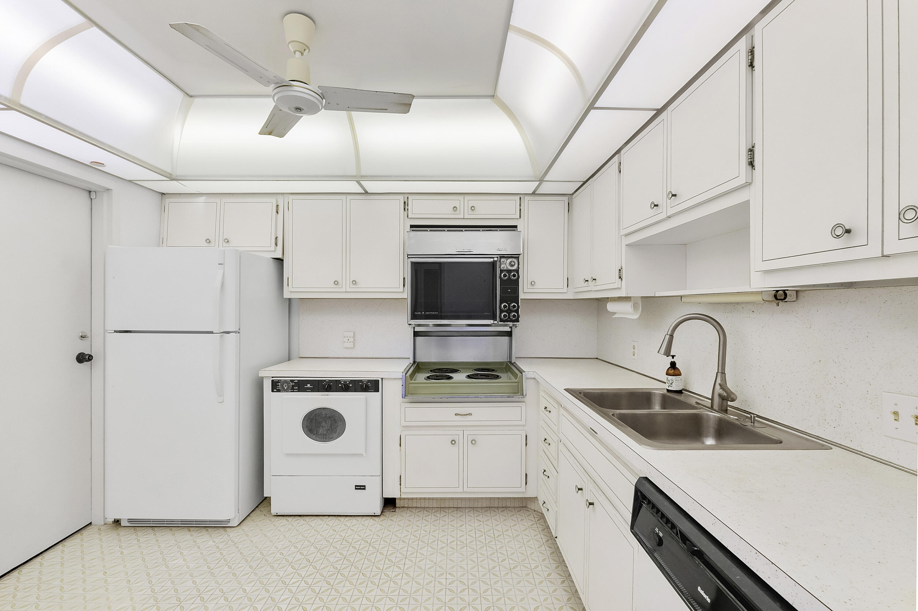LEISURE TOWERS CONDO - Residential