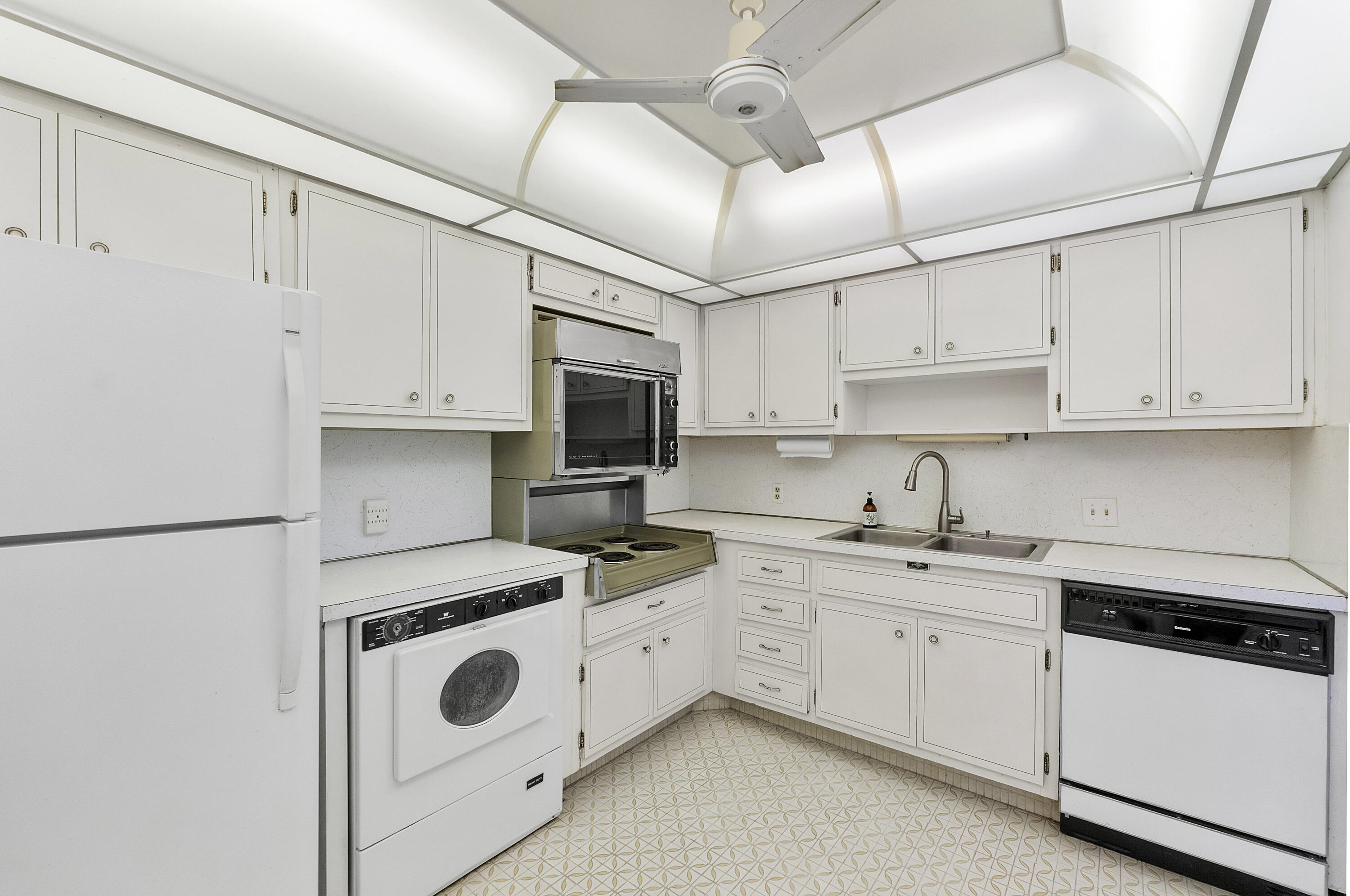 LEISURE TOWERS CONDO - Residential