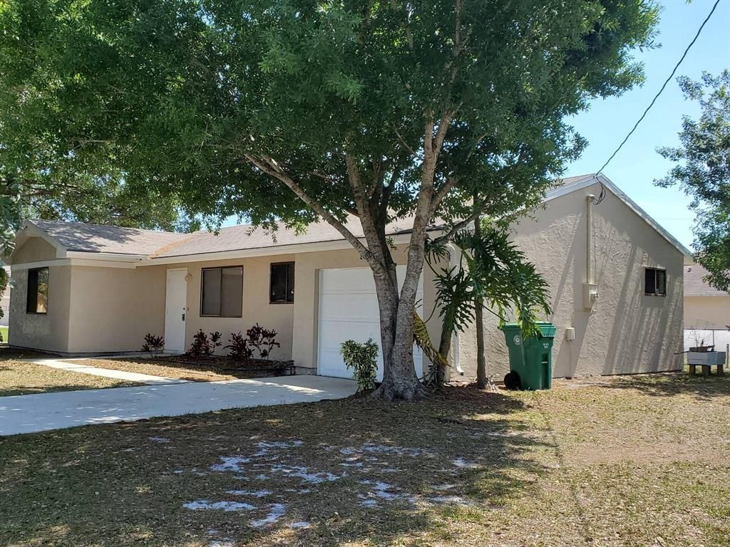 Photo of 2422 SE Shell Avenue, Port Saint Lucie, FL 34952 (MLS # R10707980)