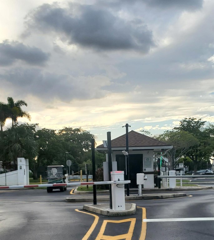 LAKE POINTE CONDOMINIUM N - Residential Lease