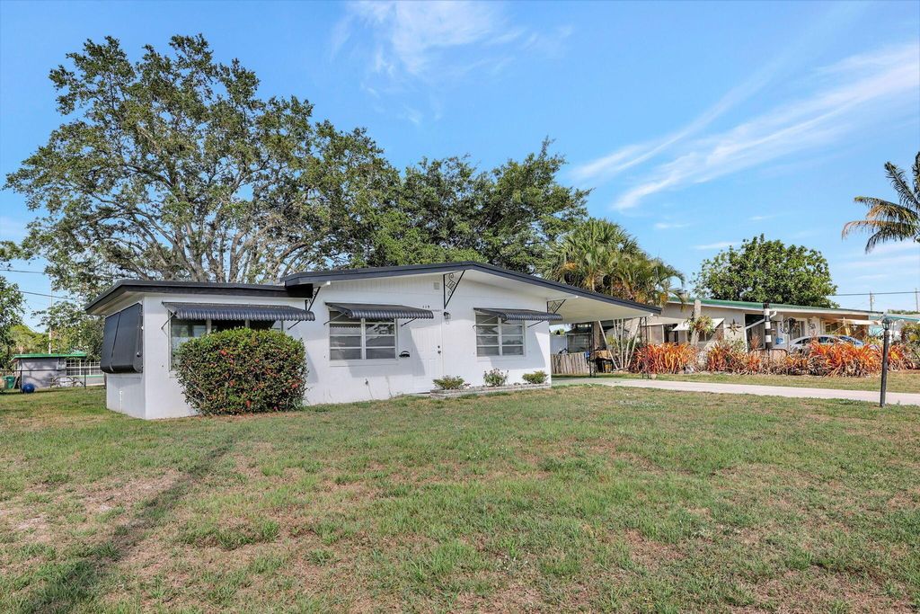 Photo of 119 E Arbor Avenue, Port Saint Lucie, FL 34952 (MLS # R10985662)