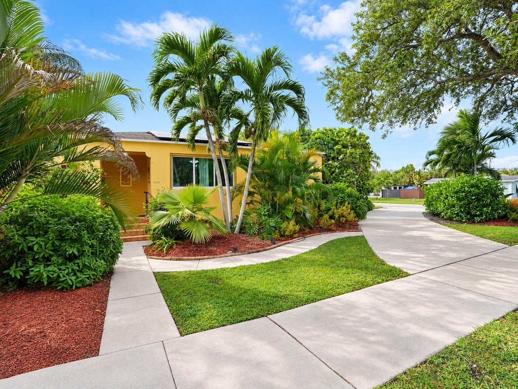 Photo of 2602 MCKINLEY Street, Hollywood, FL 33020 (MLS # B26093429)