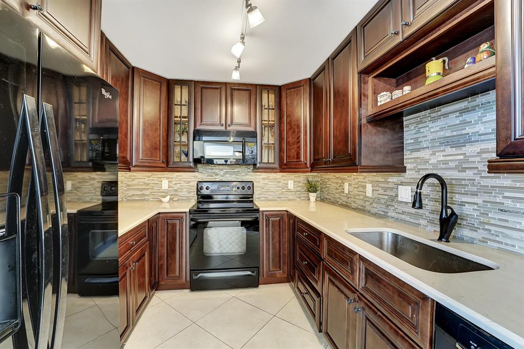 LAKESHORE COLONY I CONDO - Residential