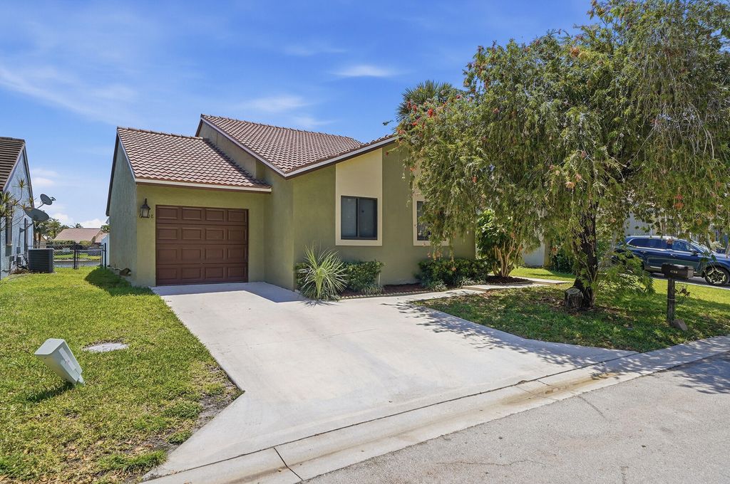 Photo of 6208 Country Fair Circle, Boynton Beach, FL 33437 (MLS # B26018791)