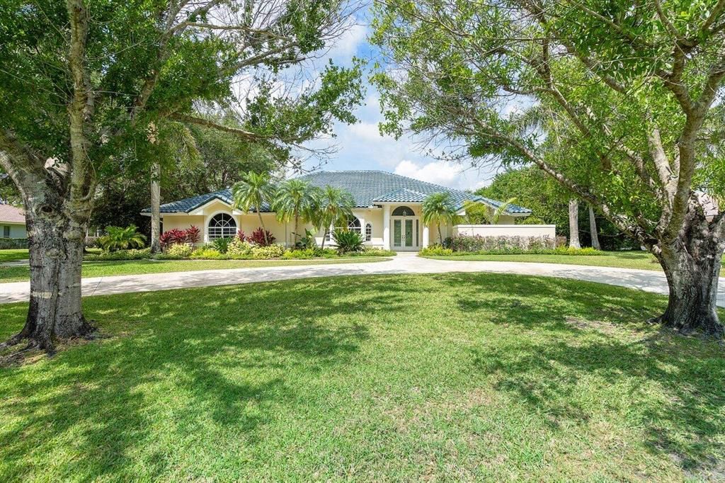 Photo of 8281 Man O War Road, Palm Beach Gardens, FL 33418 (MLS # R10882392)