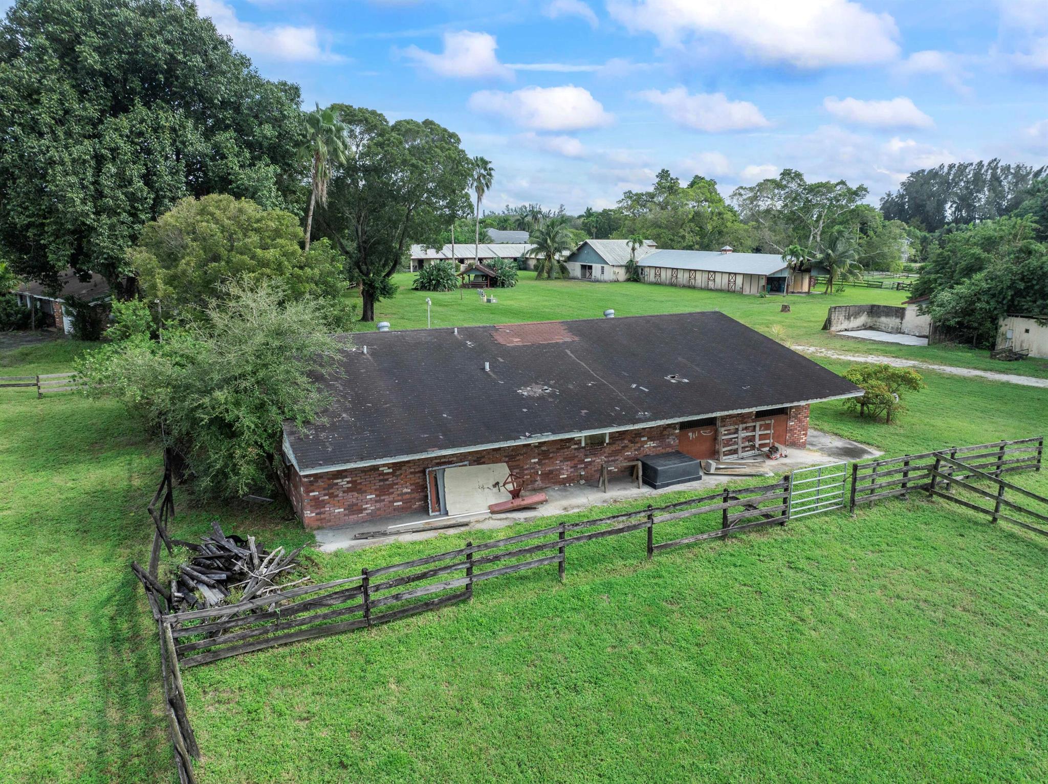 Spring Meadows Farm  / Ro - Land