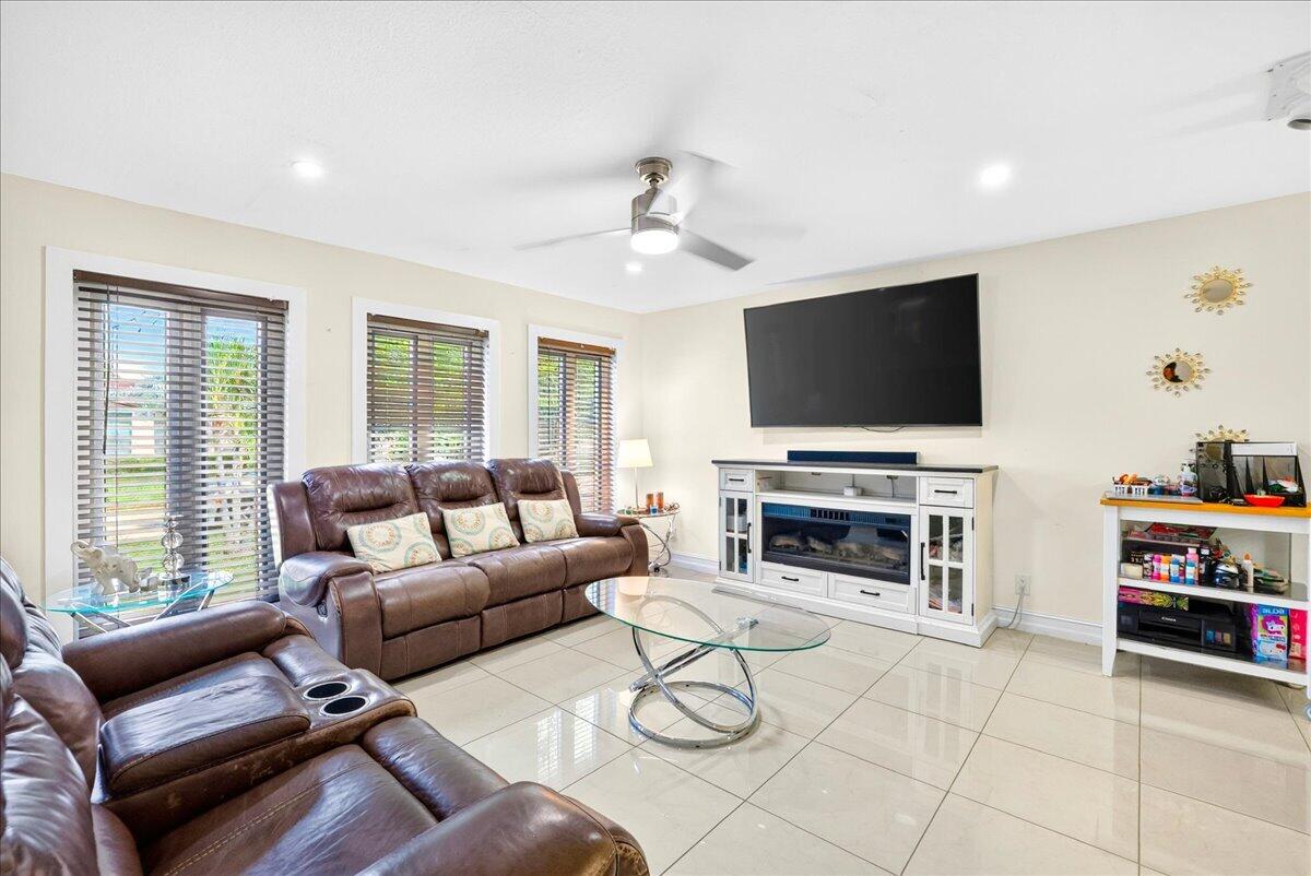 4911 NW 14TH