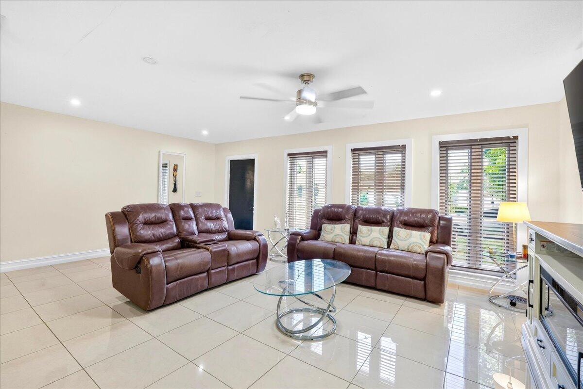 4911 NW 14TH