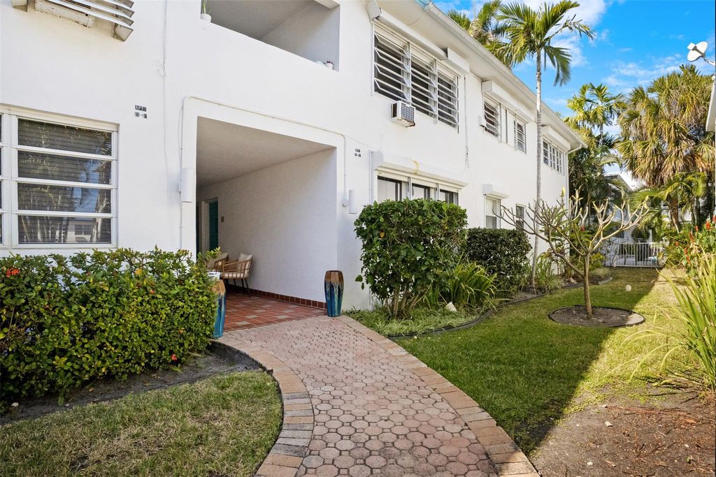Photo of 625 Orton Avenue #18, Fort Lauderdale, FL 33304 (MLS # F10487444)