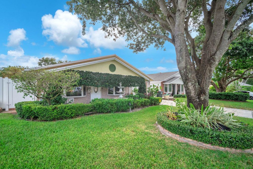 Photo of 476 SW 1st Street, Boca Raton, FL 33432 (MLS # R11032500)