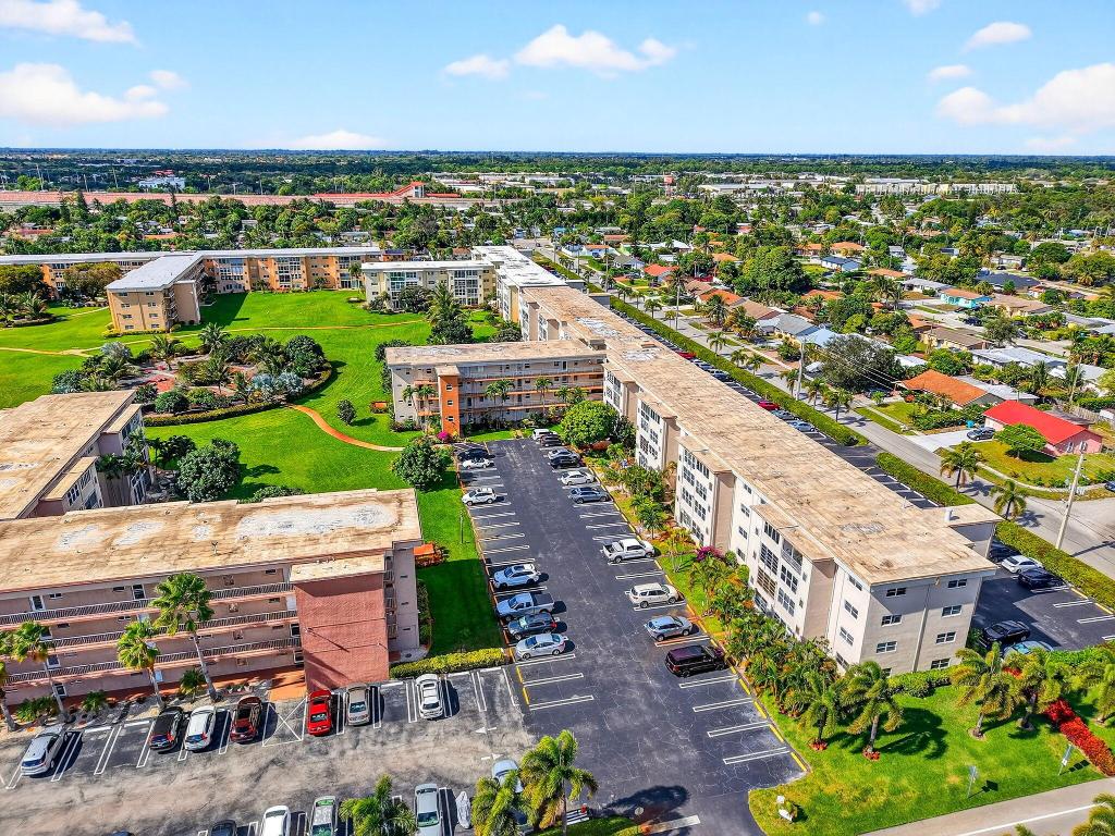 VILLAGE ROYALE ON THE GREEN CONDO - Residential