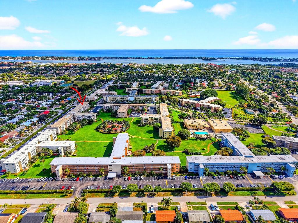 VILLAGE ROYALE ON THE GREEN CONDO - Residential