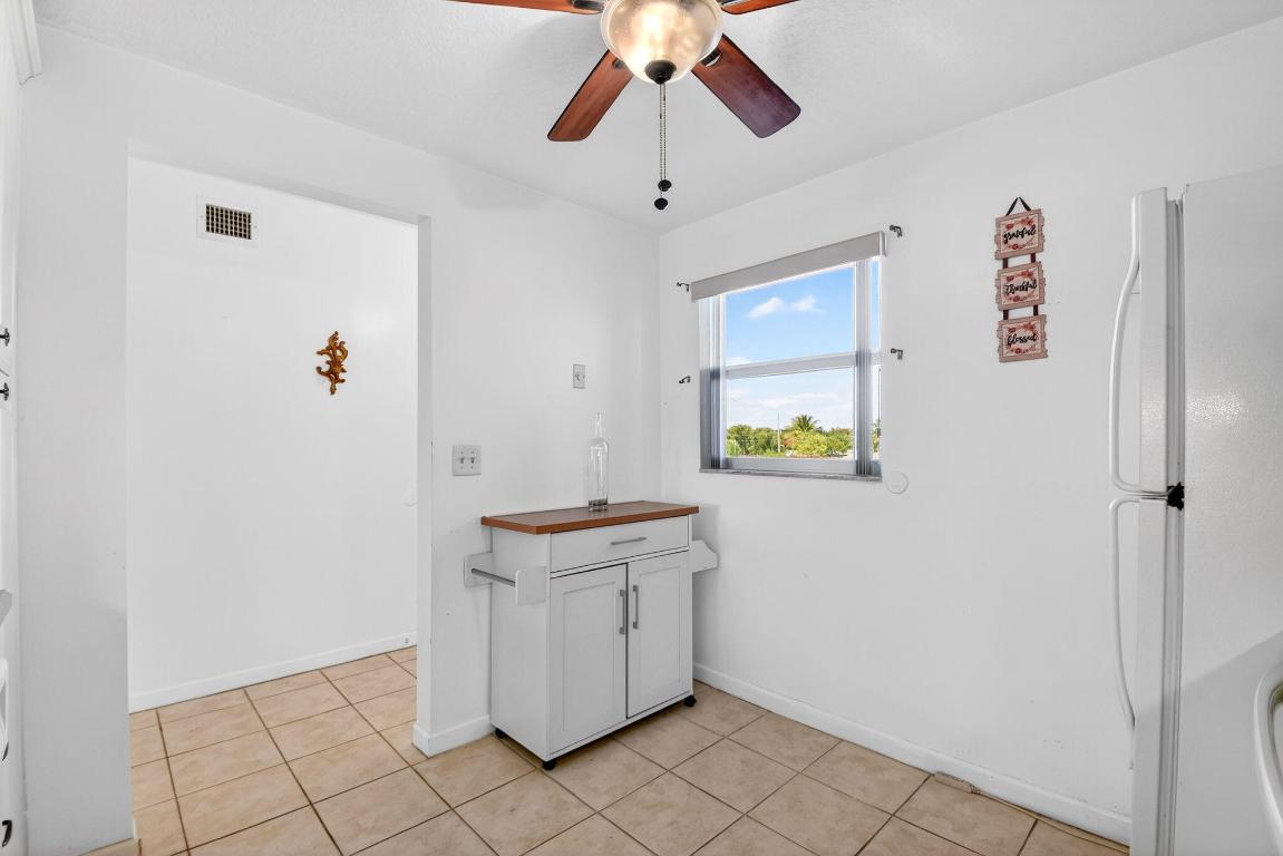 VILLAGE ROYALE ON THE GREEN CONDO - Residential