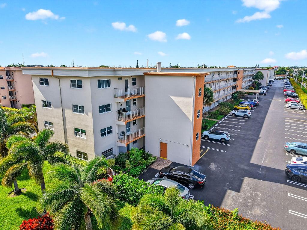 VILLAGE ROYALE ON THE GREEN CONDO - Residential