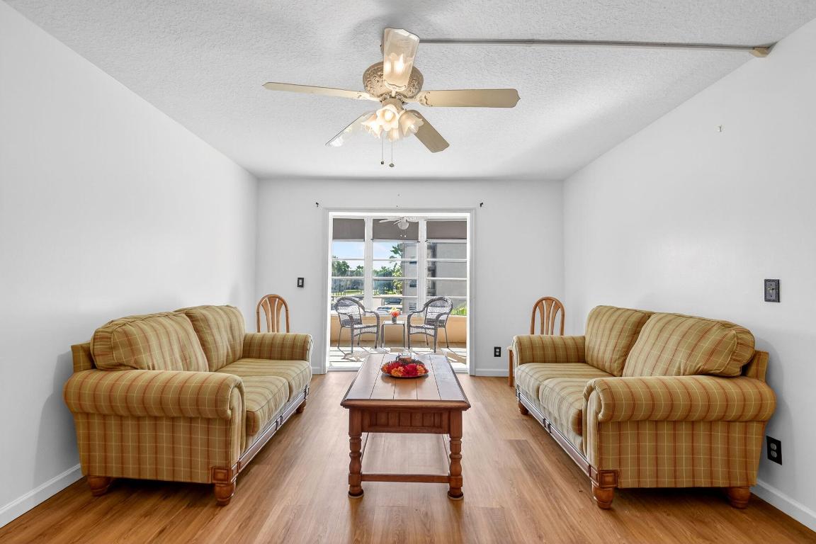 VILLAGE ROYALE ON THE GREEN CONDO - Residential