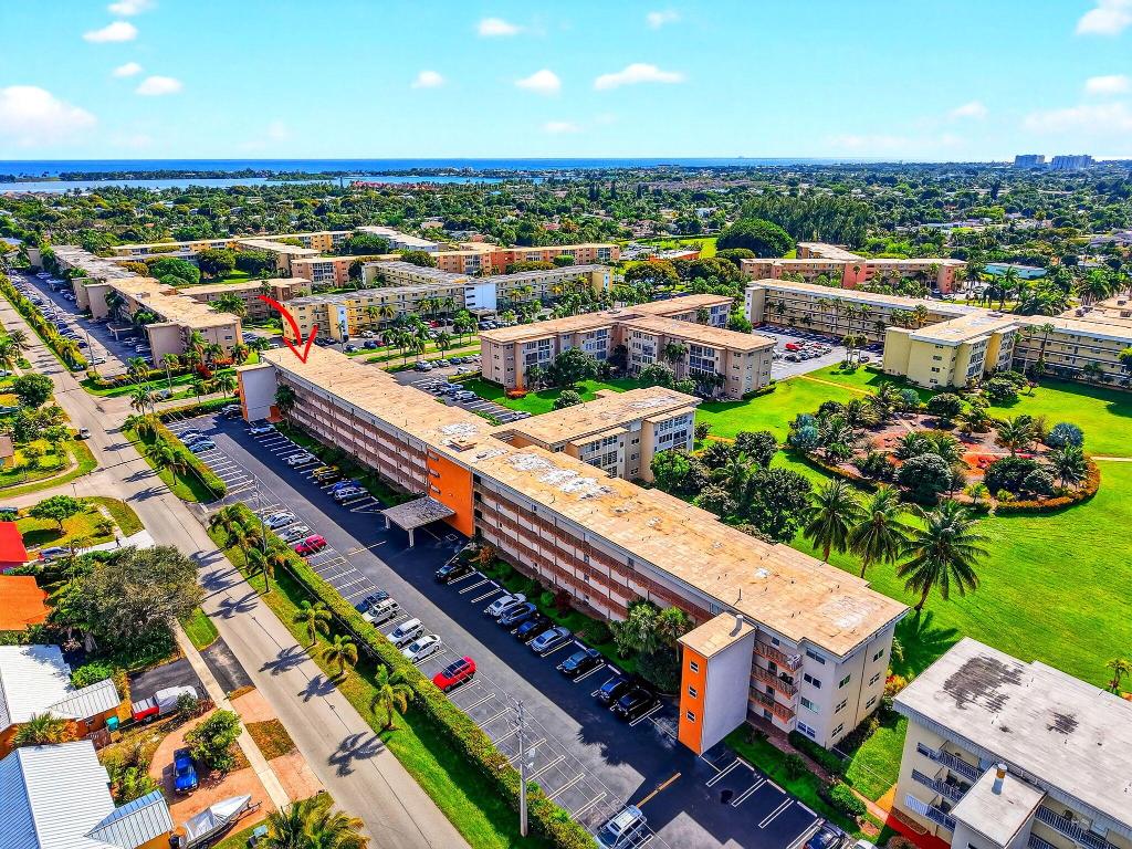 VILLAGE ROYALE ON THE GREEN CONDO - Residential