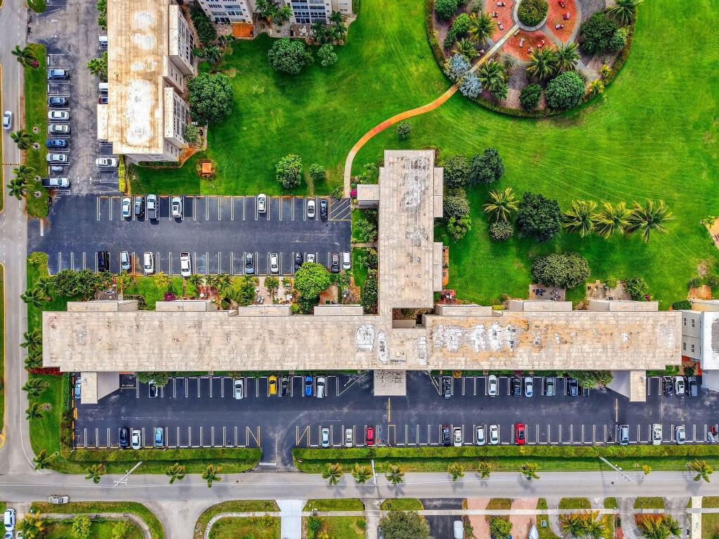 VILLAGE ROYALE ON THE GREEN CONDO - Residential