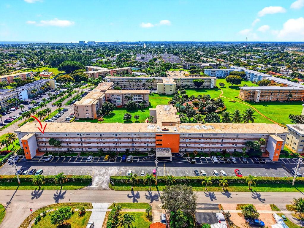 VILLAGE ROYALE ON THE GREEN CONDO - Residential