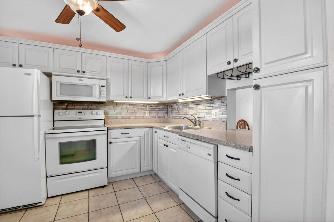 VILLAGE ROYALE ON THE GREEN CONDO - Residential