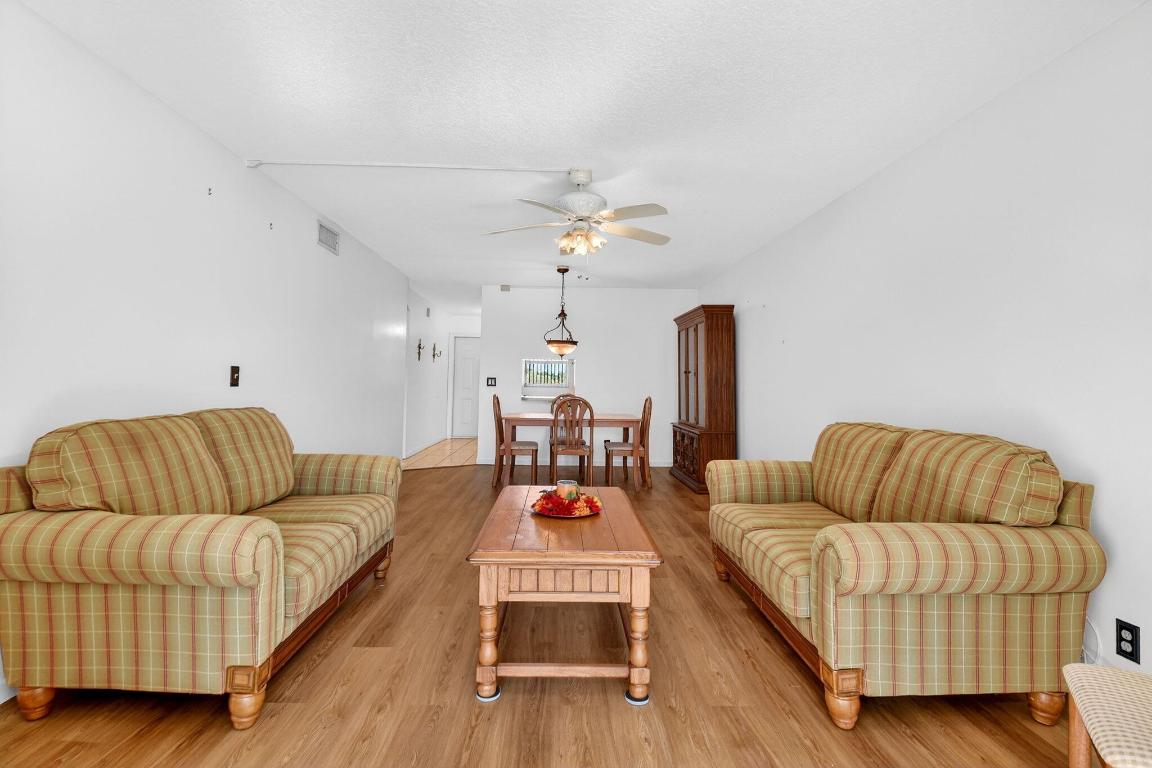 VILLAGE ROYALE ON THE GREEN CONDO - Residential