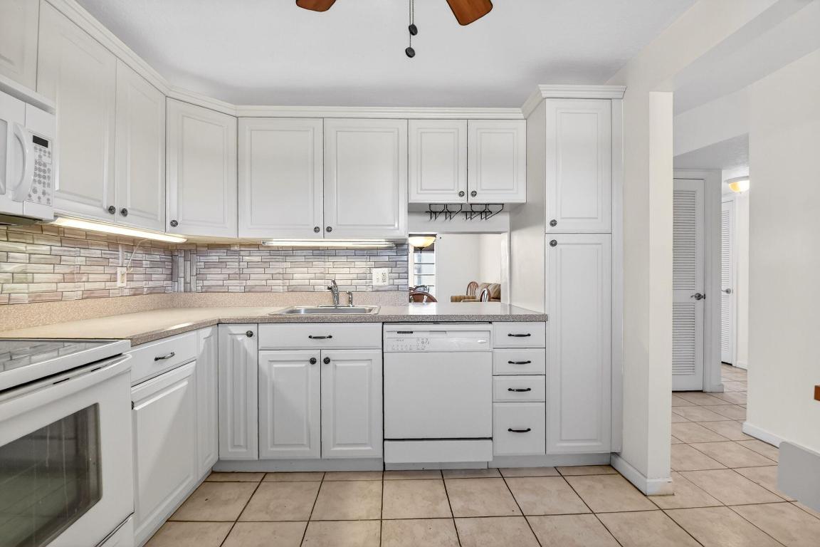 VILLAGE ROYALE ON THE GREEN CONDO - Residential