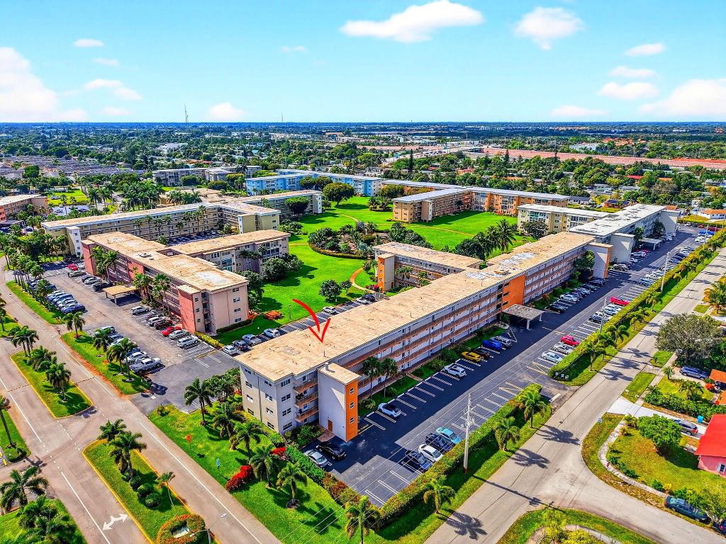 VILLAGE ROYALE ON THE GREEN CONDO - Residential