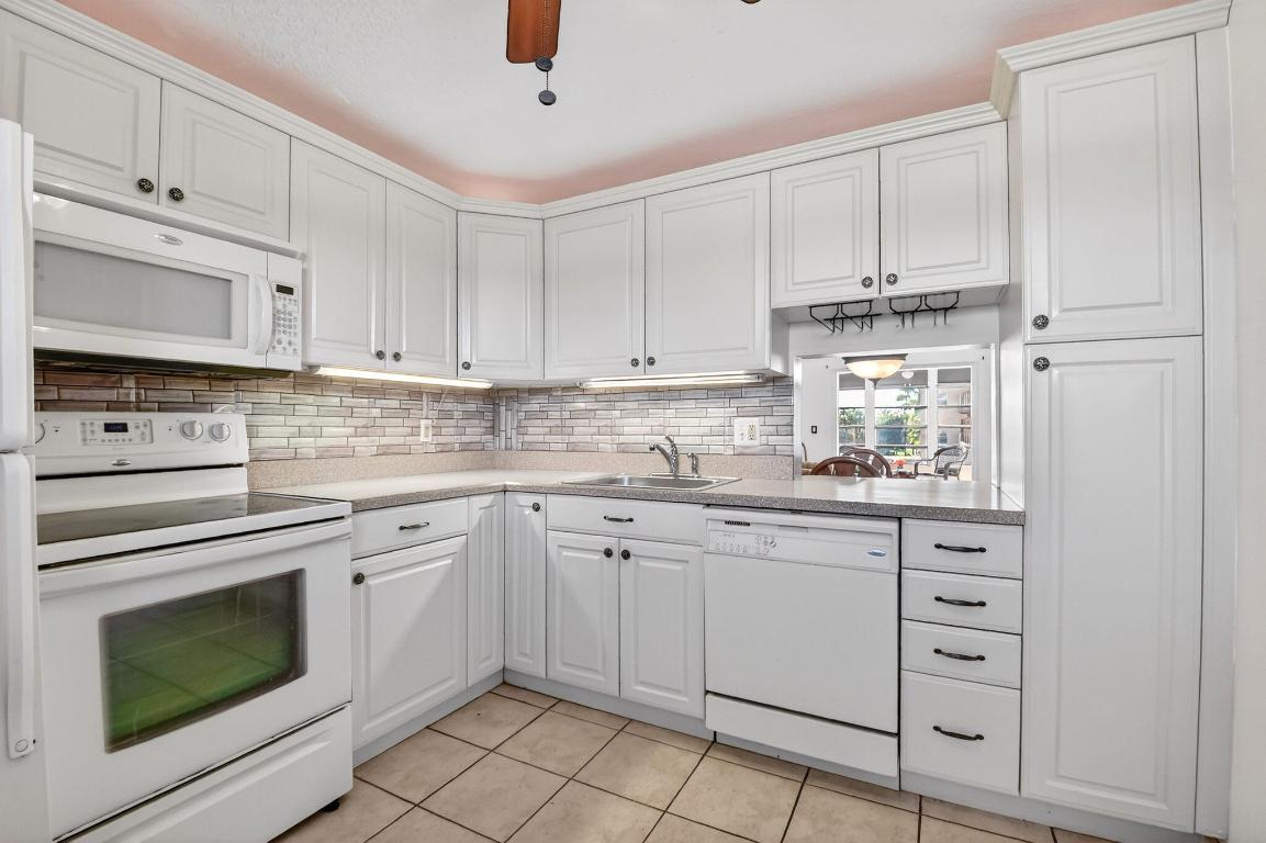 VILLAGE ROYALE ON THE GREEN CONDO - Residential