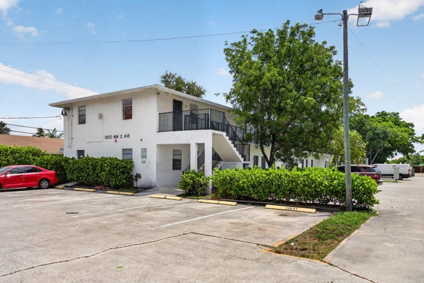 1300 NW 2ND AVE APT 12, POMPANO BEACH, FL 33060 - Image 0808024c958e381be68100ef4571c45f/542662832