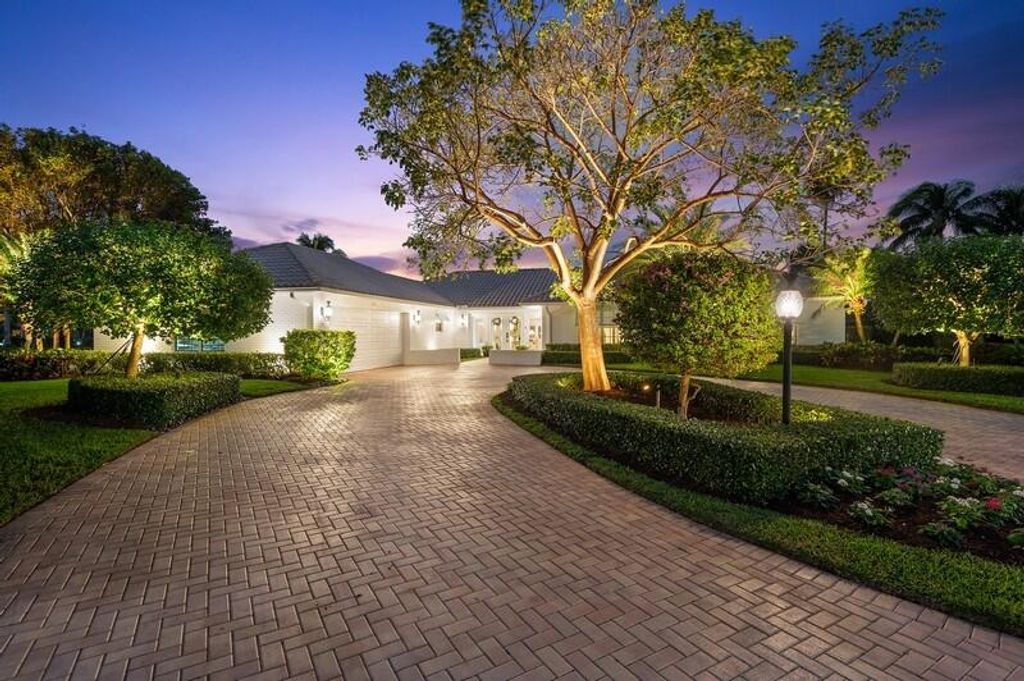 Photo of 4795 Oak Circle, Boynton Beach, FL 33436 (MLS # R10961035)