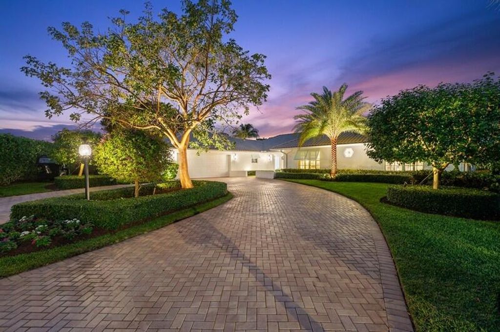 Photo of 4795 Oak Circle, Boynton Beach, FL 33436 (MLS # R10961035)