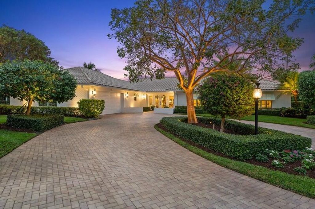 Photo of 4795 Oak Circle, Boynton Beach, FL 33436 (MLS # R10961035)