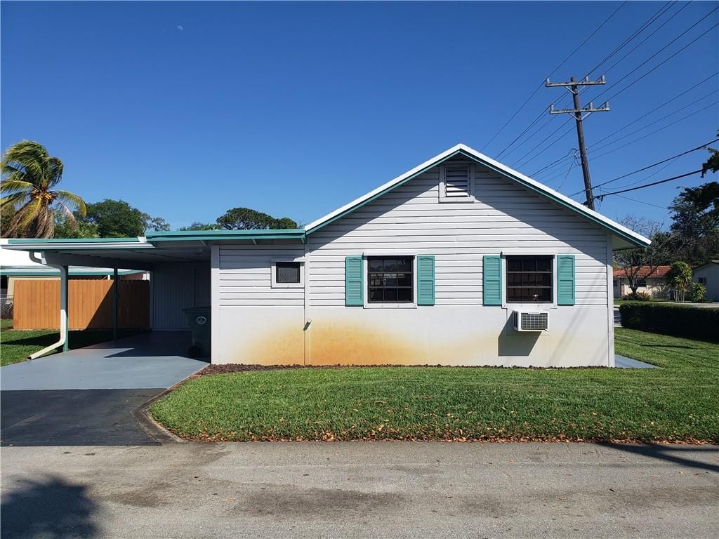 Photo of 801 NE 38th Street, Oakland Park, FL 33334 (MLS # F10414988)