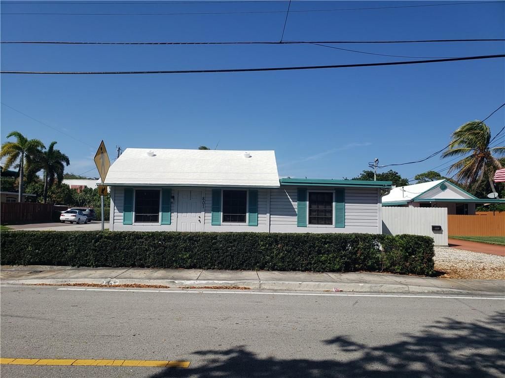 Photo of 801 NE 38th Street, Oakland Park, FL 33334 (MLS # F10414988)