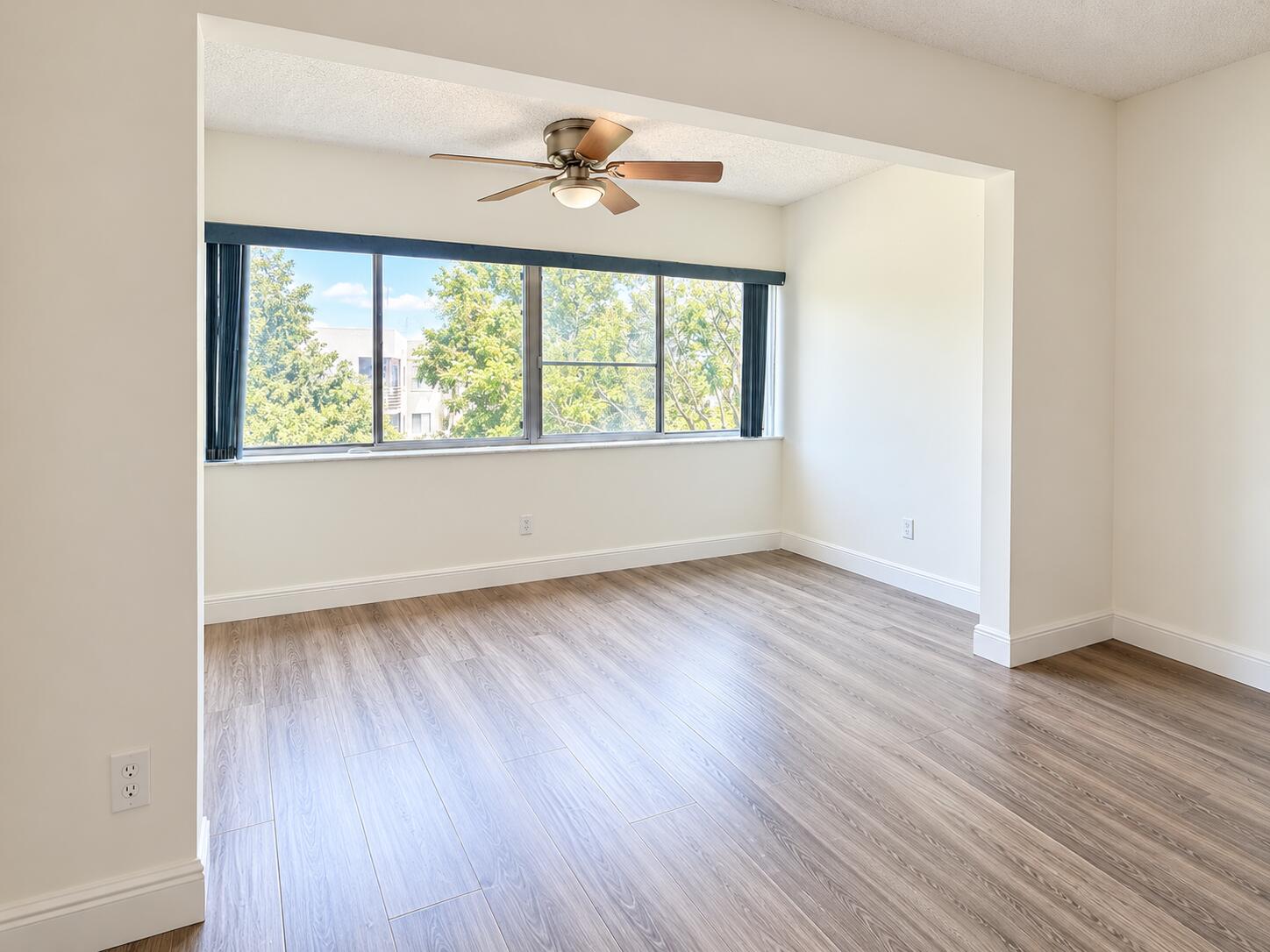 Properties 3178 VIA POINCIANA Drive 411