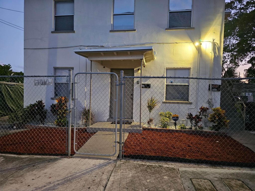 Photo of 1010 Grant Street, West Palm Beach, FL 33407 (MLS # B26037585)