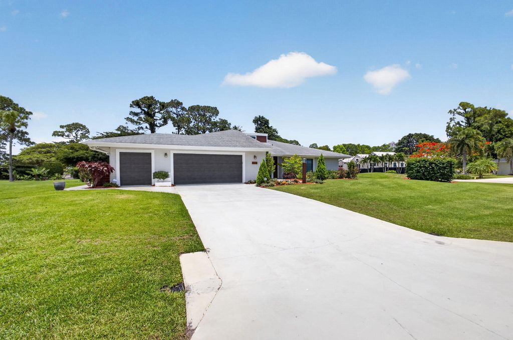 Photo of 13315 Saffron Circle, Palm Beach Gardens, FL 33418 (MLS # B26022867)