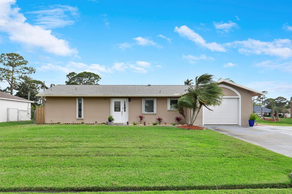 Photo of 752 SE Browning Avenue, Port Saint Lucie, FL 34983 (MLS # R11069027)