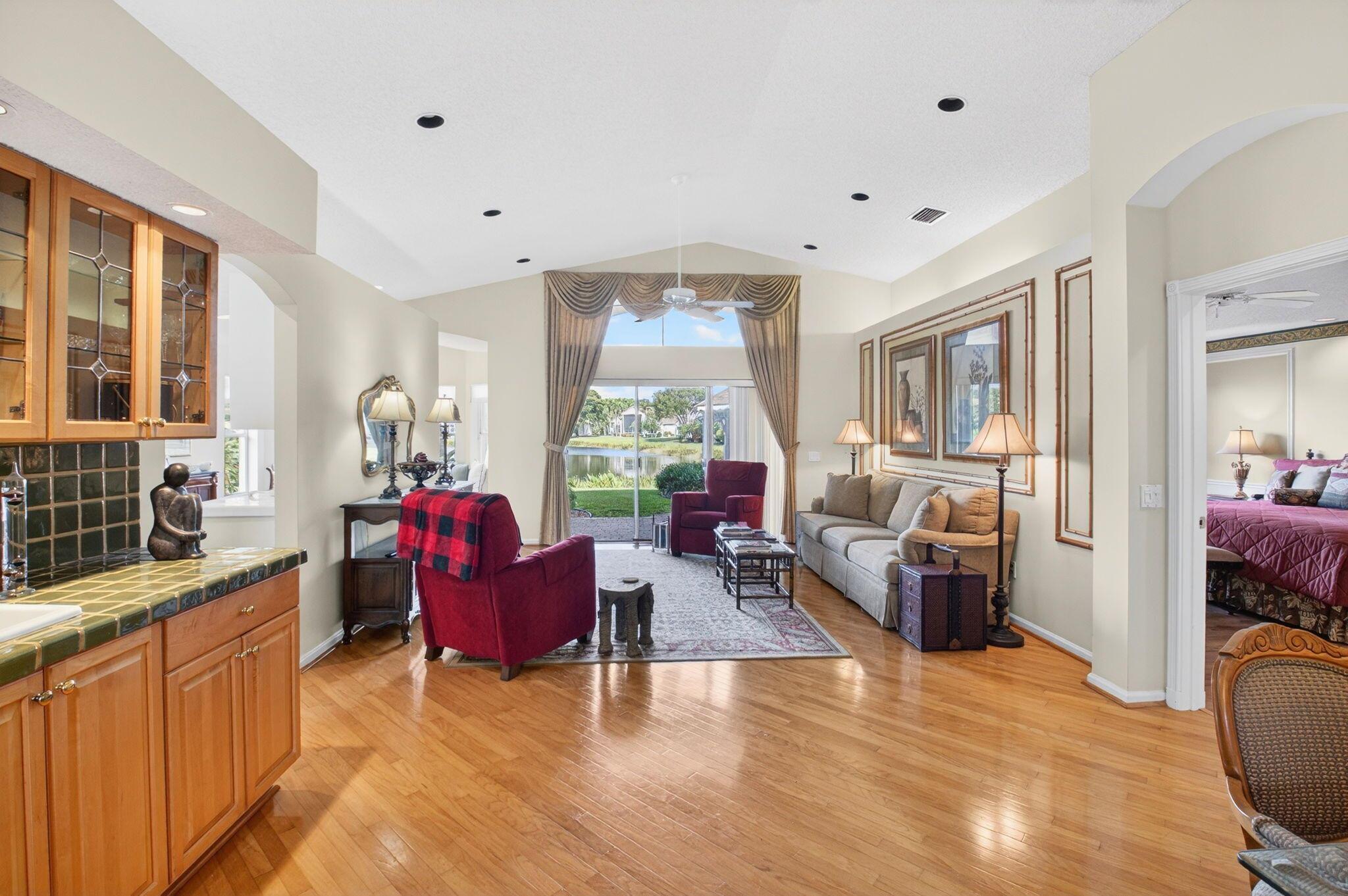 VALENCIA LAKES - Residential