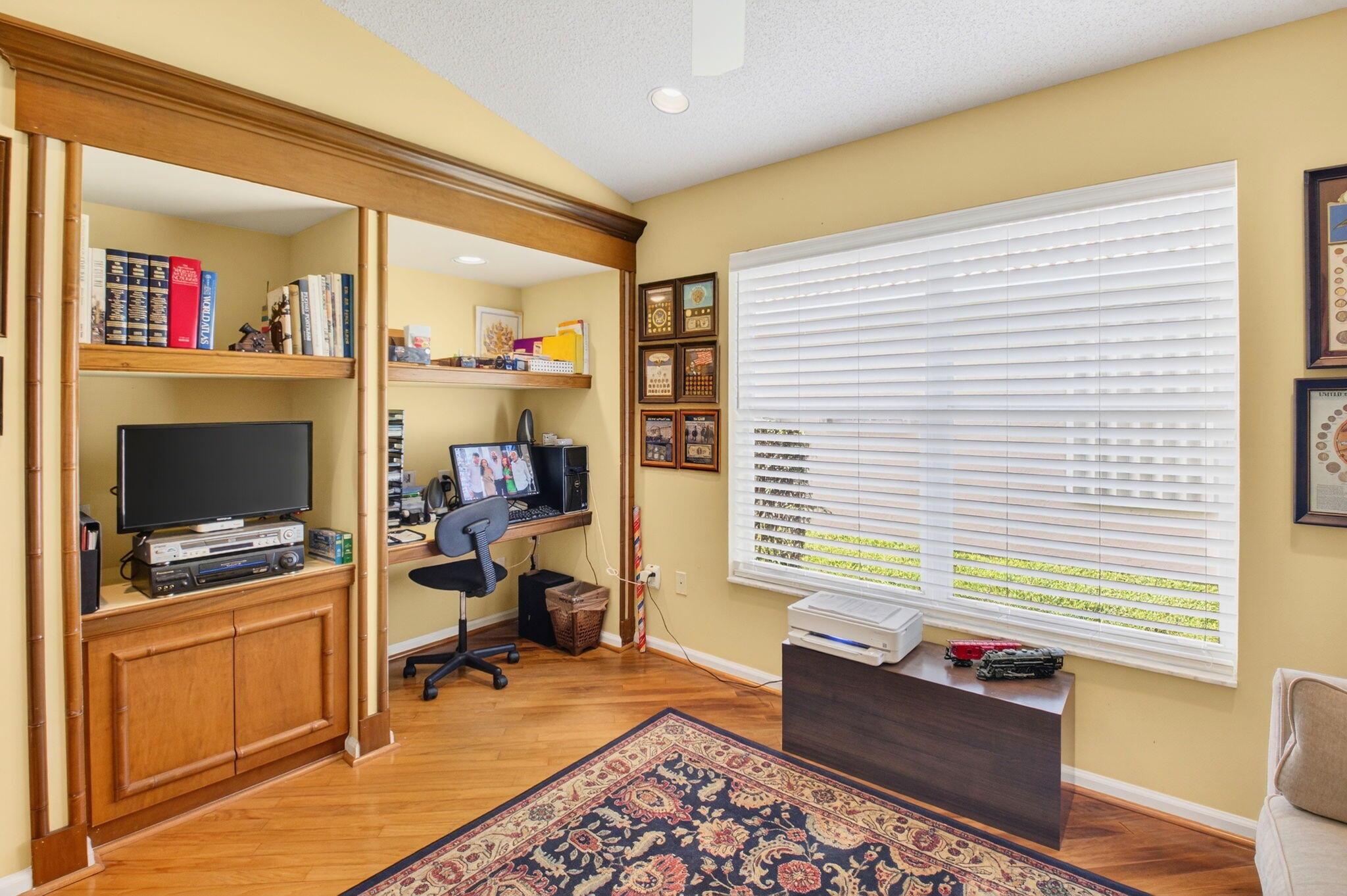 VALENCIA LAKES - Residential