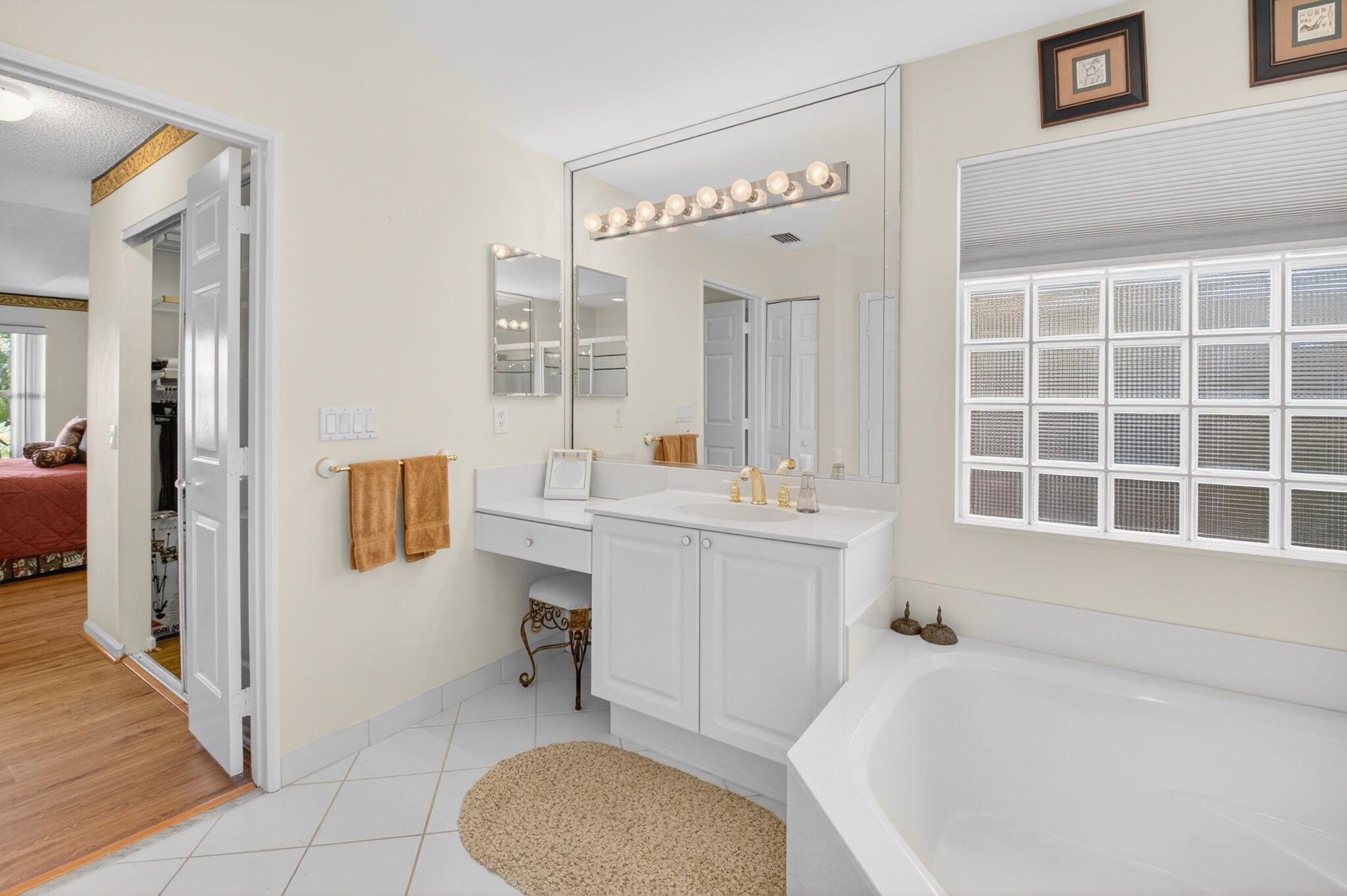 VALENCIA LAKES - Residential