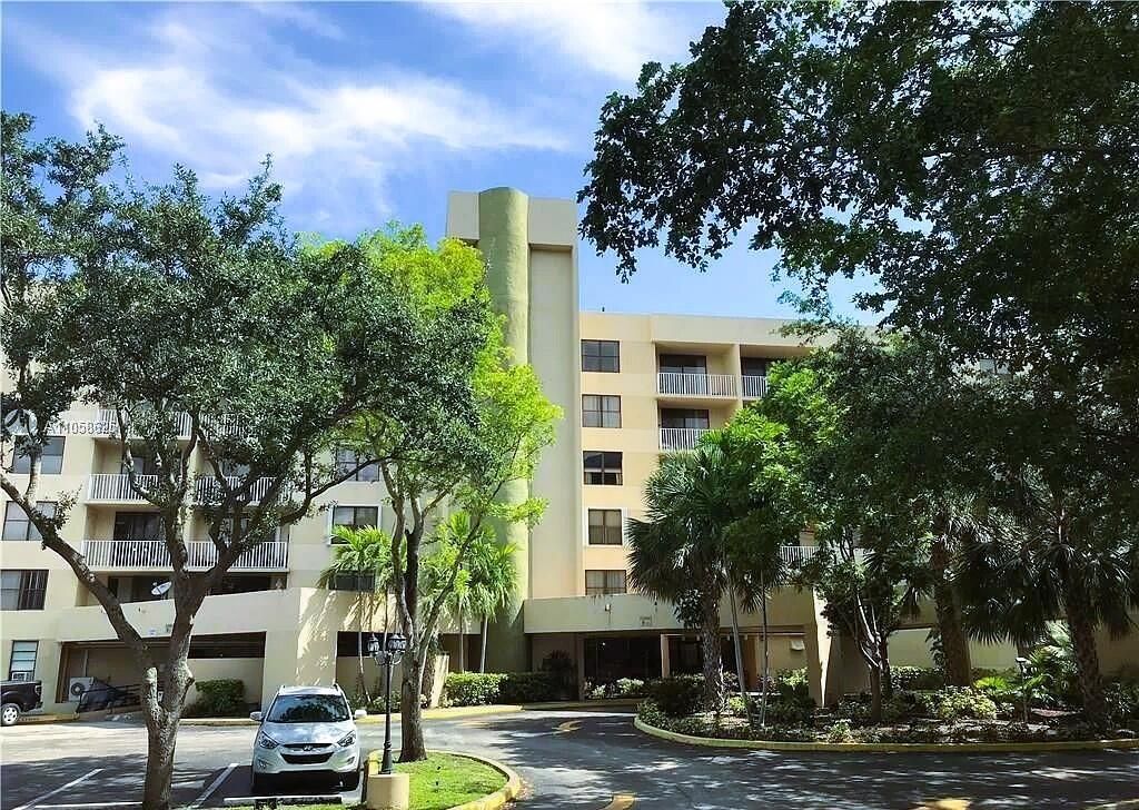 Photo of 901 Hillcrest Drive #604, Hollywood, FL 33021 (MLS # R10965885)