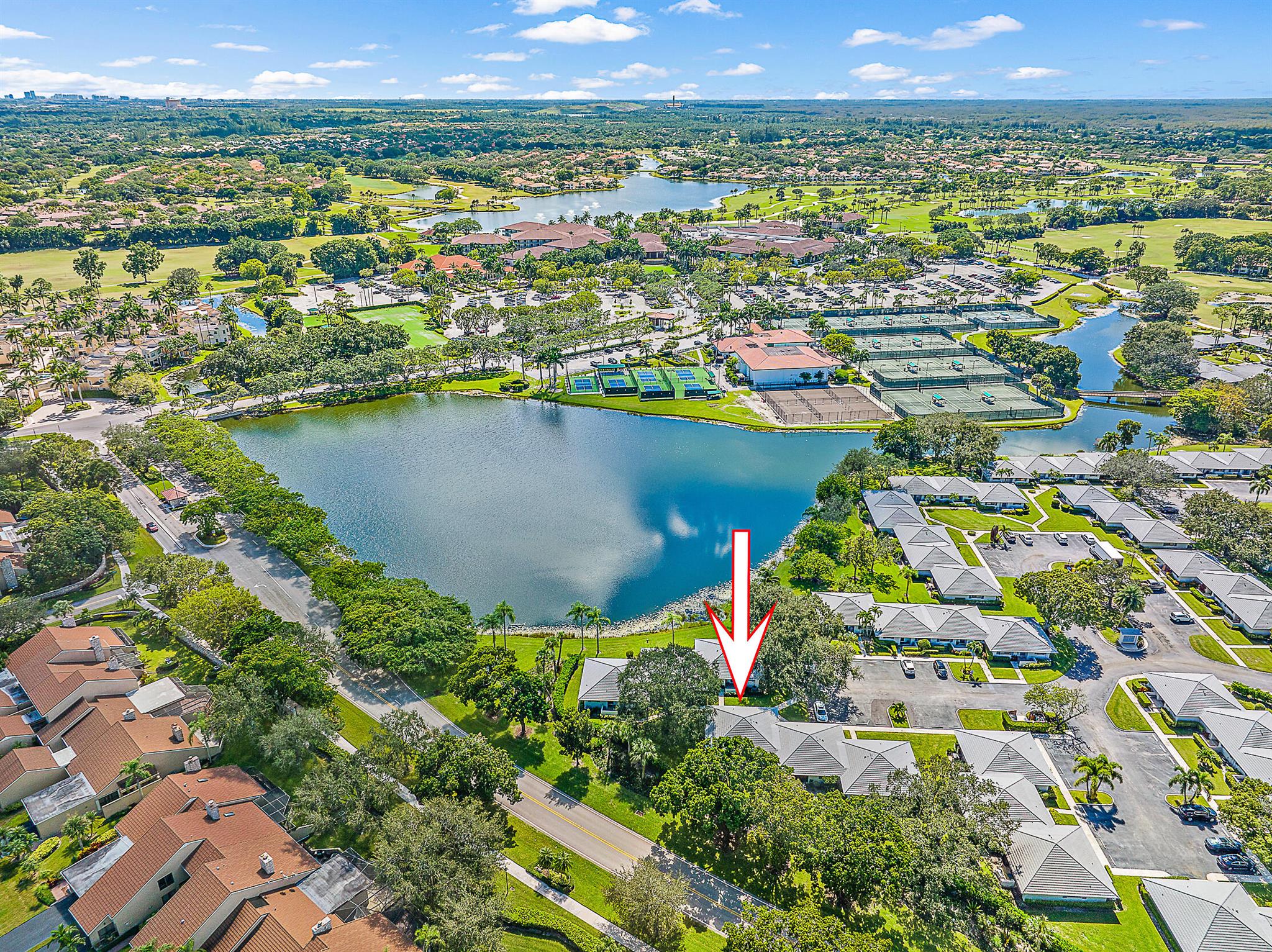 Turnkey renovated single floor villa in PGA National! This 2/2 floor plan is one of the closest distances to PGA Nationals club & resort as well as nearby shopping/dining & both the Turnpike & I-95 for easy travel.