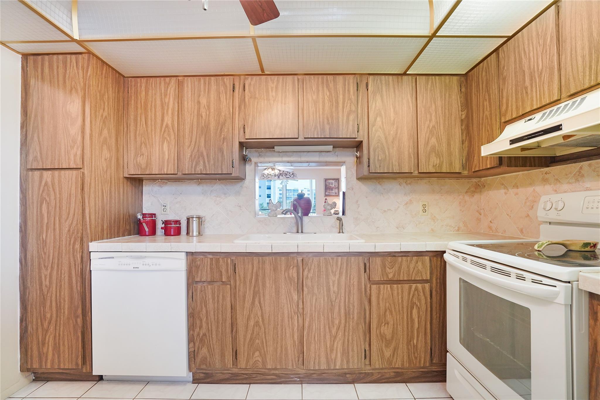 MEADOWBROOK LAKES VIEW - Residential