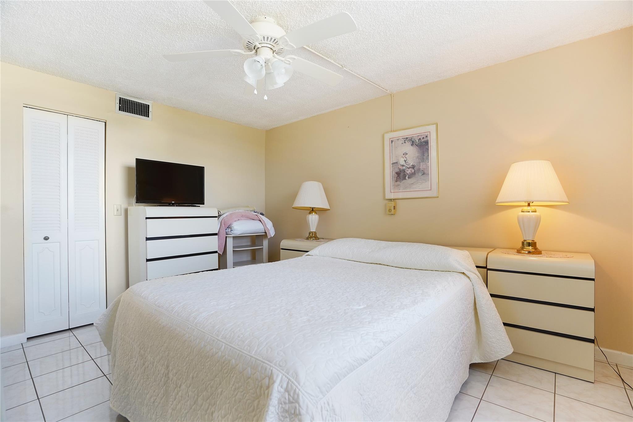 MEADOWBROOK LAKES VIEW - Residential