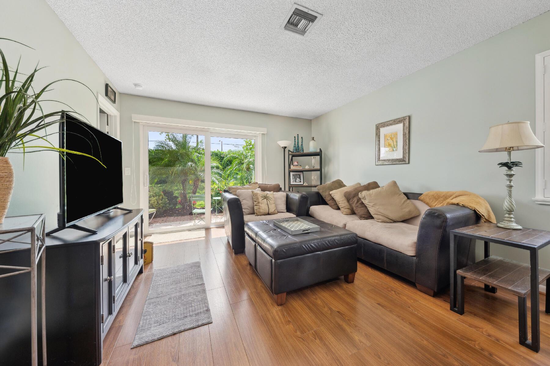6320 Walk Circle 17